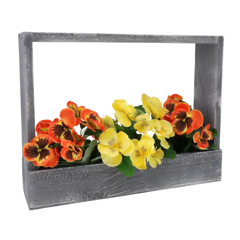 Szara drewniana skrzynka 30x8x40 cm z postarzanym wykończeniem wypełniona barwnymi kwiatami, idealna na skrzynki prezentowe.