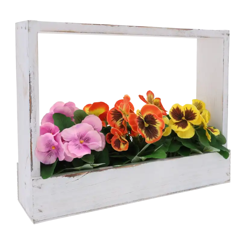 Biała drewniana skrzynka 30x8x40 cm z postarzanym wykończeniem, wypełniona kolorowymi kwiatami jako dekoracja wnętrza.