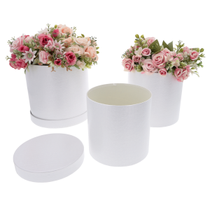 Dwa białe flower boxy wypełnione kwiatami oraz jedno puste pudełko z pokrywką obok, idealne na podziękowanie.
