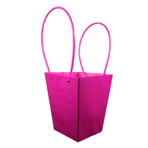 Pusta magenta torebka na kwiaty 42 cm ukazana w perspektywie z boku. Widoczna kwadratowa podstawa i praktyczne uchwyty ułatwiające przenoszenie kwiatów i roślin.