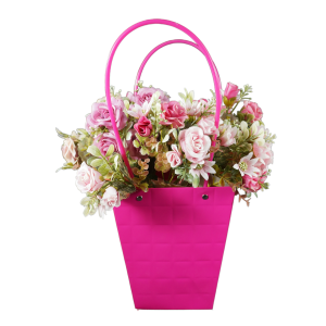 Magenta torebka na kwiaty 42 cm z bukietem różowych kwiatów. Kompozycja ukazująca sposób wykorzystania artykułów dekoracyjnych w codziennej oprawie roślin ozdobnych.