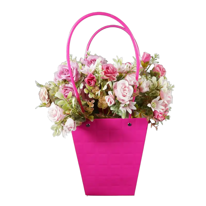 Magenta torebka na kwiaty 42 cm z bukietem różowych kwiatów. Kompozycja ukazująca sposób wykorzystania artykułów dekoracyjnych w codziennej oprawie roślin ozdobnych.