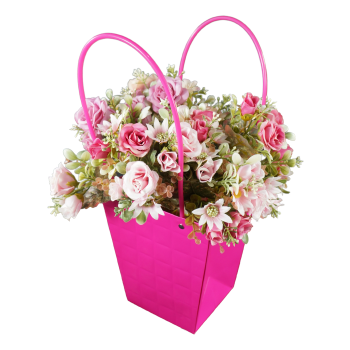 Zbliżenie na wypełnioną torebkę z bukietem różowych kwiatów. Magenta papierowa torebka na kwiaty 42 cm stanowi nowoczesną oprawę florystyczną dla kompozycji z roślin.