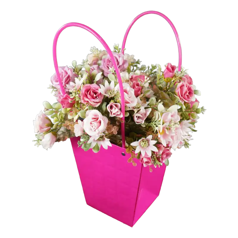 Zbliżenie na wypełnioną torebkę z bukietem różowych kwiatów. Magenta papierowa torebka na kwiaty 42 cm stanowi nowoczesną oprawę florystyczną dla kompozycji z roślin.
