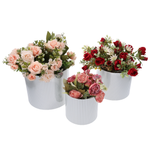 Trzy srebrne flower boxy w paski wypełnione różnorodnymi kompozycjami kwiatowymi w odcieniach różu i czerwieni.