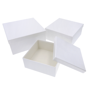 Trzy kwadratowe flower boxy w różnych rozmiarach z jedną pokrywką obok. Zestaw umożliwia tworzenie różnorodnych aranżacji.