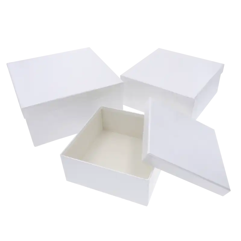 Trzy kwadratowe flower boxy w różnych rozmiarach z jedną pokrywką obok. Zestaw umożliwia tworzenie różnorodnych aranżacji.