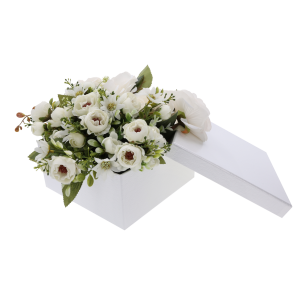 Biały kwadratowy flower box z bogatą kompozycją białych kwiatów. Gotowy pomysł na prezent na pierwszą komunię świętą.