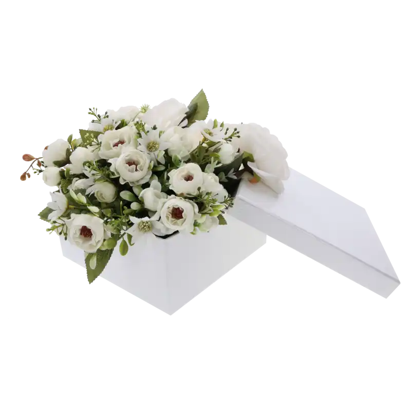 Biały kwadratowy flower box z bogatą kompozycją białych kwiatów. Gotowy pomysł na prezent na pierwszą komunię świętą.