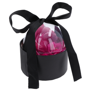 Czarny flower box o średnicy 13 cm z przezroczystą półkulą wypełnioną różowymi kwiatami i czarną kokardą.