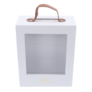 Składany flower box w kolorze białym z zamontowanym uchwytem z imitacji skóry. Pudełko posiada przezroczyste okienko i złoty napis na froncie.
