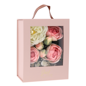 Różowy składany flower box 23x18x9 cm z okienkiem, wypełniony kwiatami, posiada ozdobny napis Just For You.