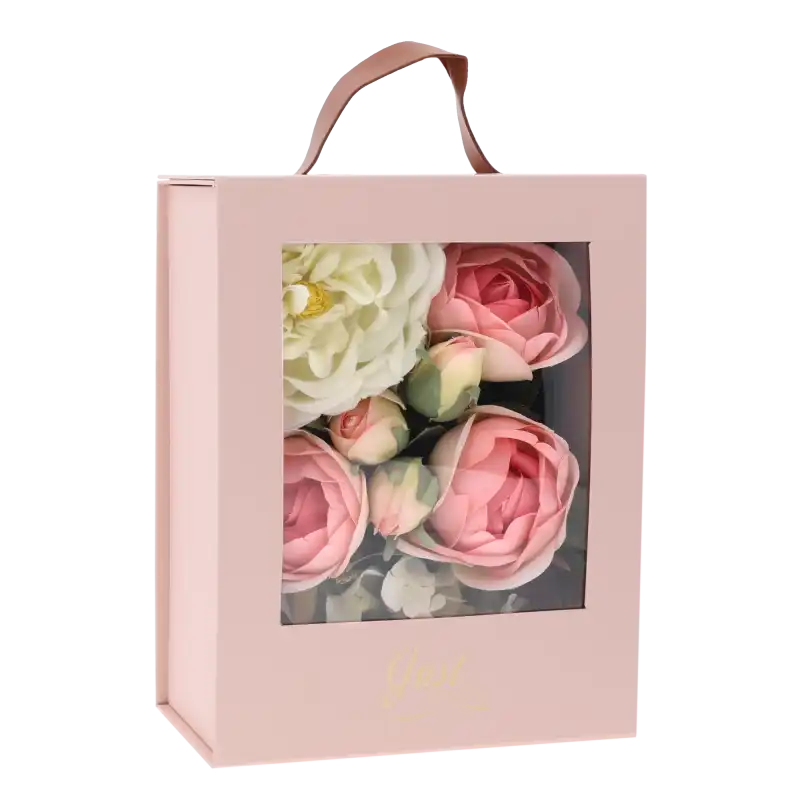 Różowy składany flower box 23x18x9 cm z okienkiem, wypełniony kwiatami, posiada ozdobny napis Just For You.