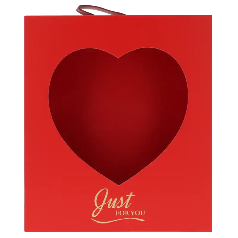 Zbliżenie na wycięte w pudełku okienko w kształcie serca oraz złoty napis Just For You na czerwonym tle.