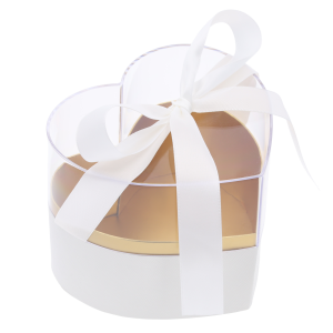 Biały flower box serce z przezroczystymi ściankami. Elegancka oprawa na gotowe życzenia komunijne oraz drobne upominki, z ozdobną wstążką.