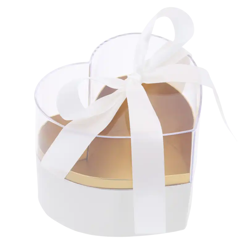 Biały flower box serce z przezroczystymi ściankami. Elegancka oprawa na gotowe życzenia komunijne oraz drobne upominki, z ozdobną wstążką.
