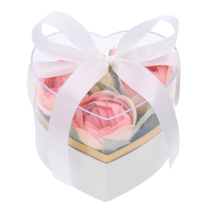 Biały flower box serce wypełniony różowymi kwiatami pod przezroczystą pokrywką. Idealny prezent na pierwszą komunię świętą.