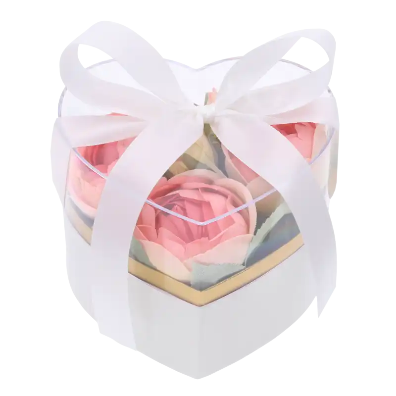 Biały flower box serce wypełniony różowymi kwiatami pod przezroczystą pokrywką. Idealny prezent na pierwszą komunię świętą.