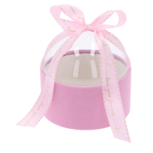 Różowy welurowy flower box o średnicy 13 cm z przezroczystą pokrywą w kształcie półkuli i ozdobną wstążką.