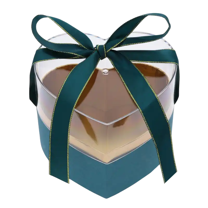 Morski flower box w kształcie serca z przezroczystą pokrywką, wykończony elegancką wstążką. Wnętrze w złotym kolorze zapewnia wyjątkową oprawę prezentów.