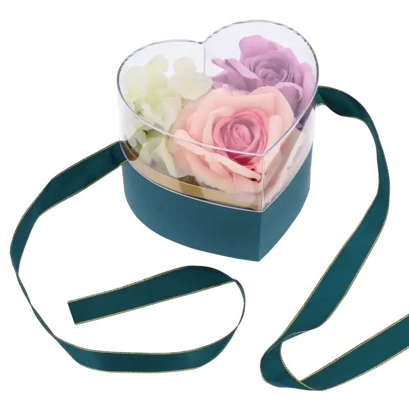 Prezentacja flower boxa z kwiatami, ujęta z góry. Przezroczysta pokrywa pozwala na efektowne wyeksponowanie kompozycji roślinnej.