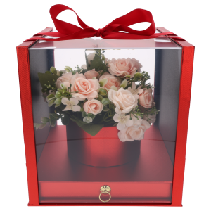 Kompozycja z róż w czerwonym flower boxie z przezroczystymi ściankami. Całość zwieńczona czerwoną kokardą na górze.