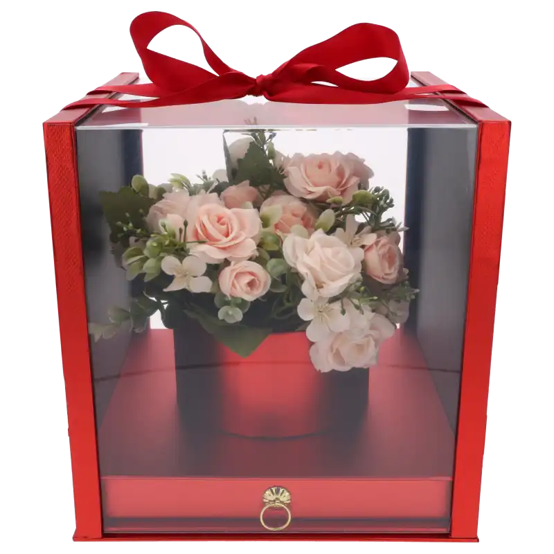 Kompozycja z róż w czerwonym flower boxie z przezroczystymi ściankami. Całość zwieńczona czerwoną kokardą na górze.