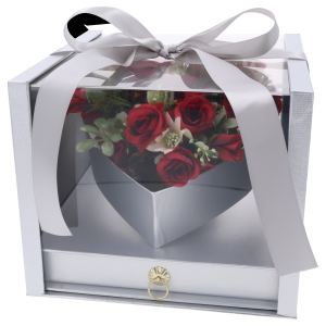 Srebrny flower box prezentujący wnętrze z czerwoną kompozycją kwiatową. Przezroczyste elementy pozwalają na ekspozycję zawartości.