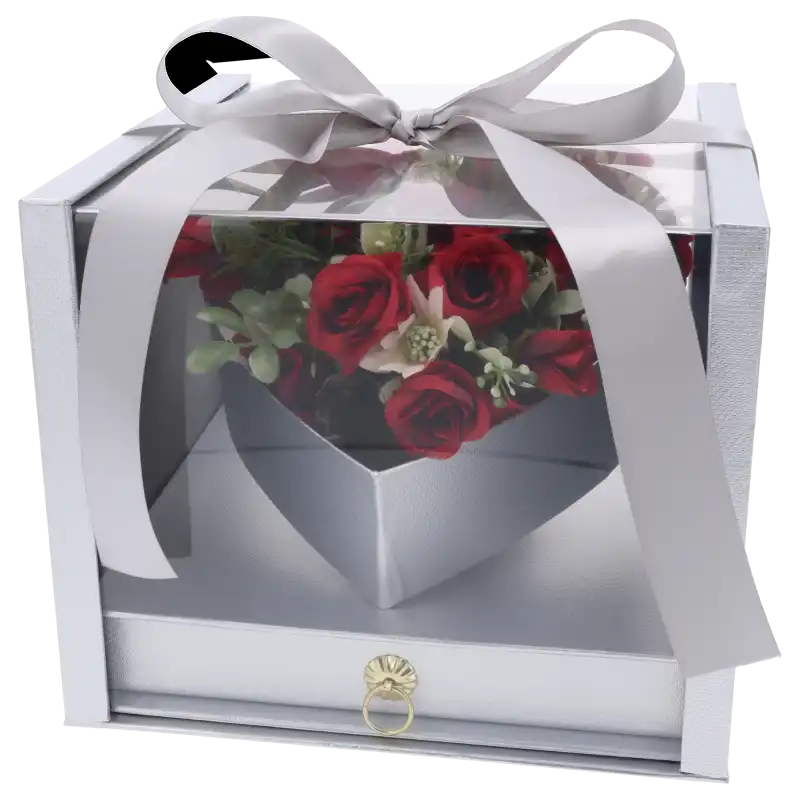 Srebrny flower box prezentujący wnętrze z czerwoną kompozycją kwiatową. Przezroczyste elementy pozwalają na ekspozycję zawartości.