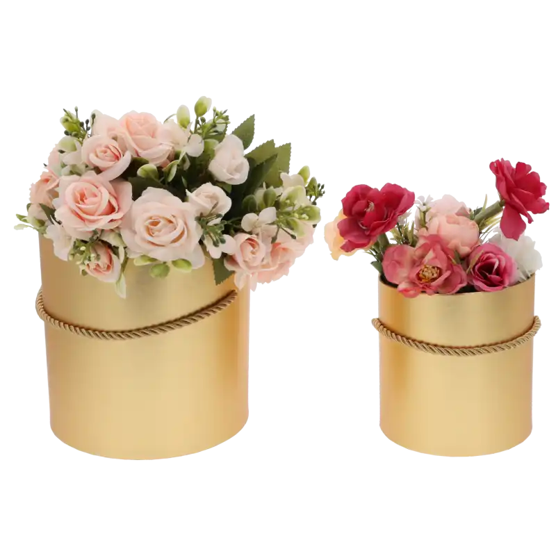 Złote flower boxy wypełnione różnymi kwiatami. Estetyczna kompozycja prezentowa podkreślająca funkcjonalność zestawu.
