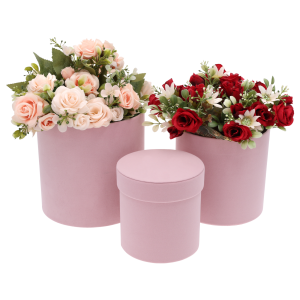 Aranżacja z dwoma różowymi welurowymi flowerboxami wypełnionymi sztucznymi kwiatami w odcieniach różu i czerwieni.