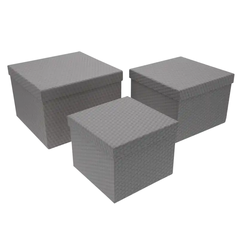 Zestaw trzech szarych kwadratowych flower boxów z dopasowanymi pokrywkami w różnych rozmiarach S, M i L. Eleganckie pudełka dekoracyjne wykonane ze wzmacnianego papieru o unikalnej fakturze.