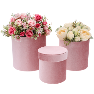 Dwa duże flower boxy wypełnione kwiatami oraz jedno mniejsze puste pudełko z nałożoną pokrywką pośrodku.