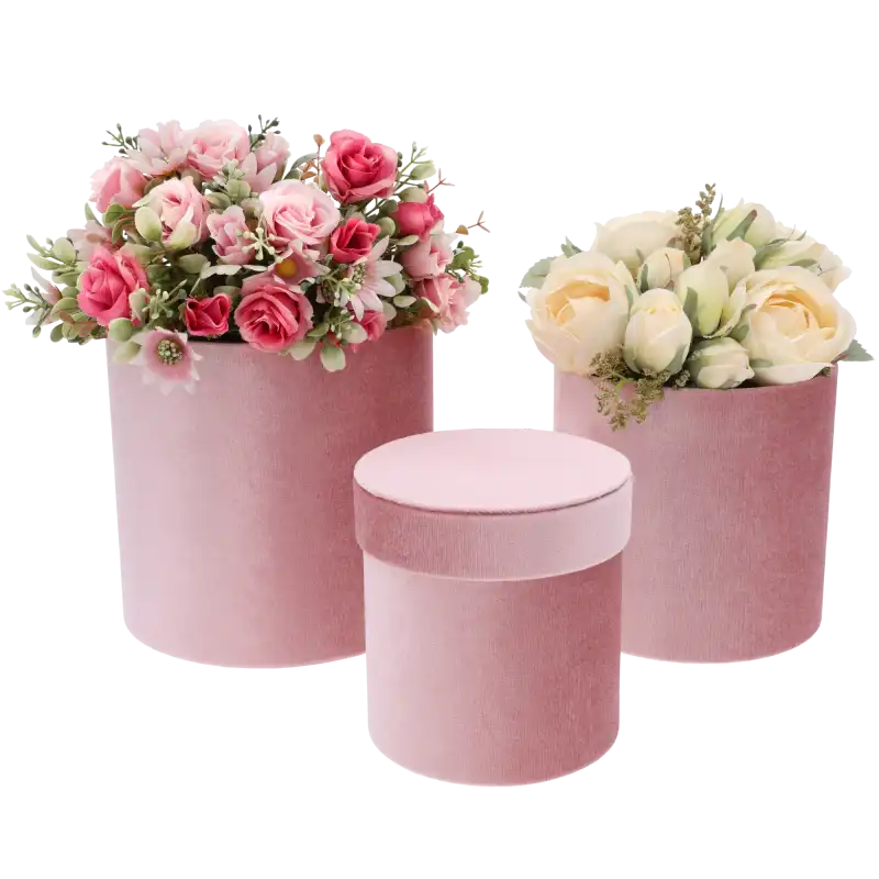 Dwa duże flower boxy wypełnione kwiatami oraz jedno mniejsze puste pudełko z nałożoną pokrywką pośrodku.