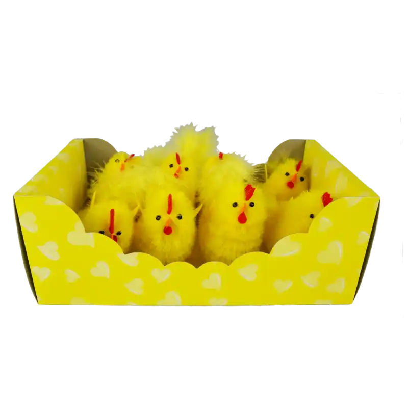 Zbliżenie na żółte kurczaczki wielkanocne umieszczone w ozdobnym żółtym pudełku z nadrukiem serduszek, gotowe do dekoracji.