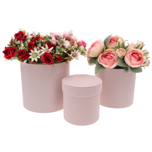 Komplet jasnoróżowych flower boxów welurowych z bukietami kwiatów wewnątrz, gotowy do wręczenia.