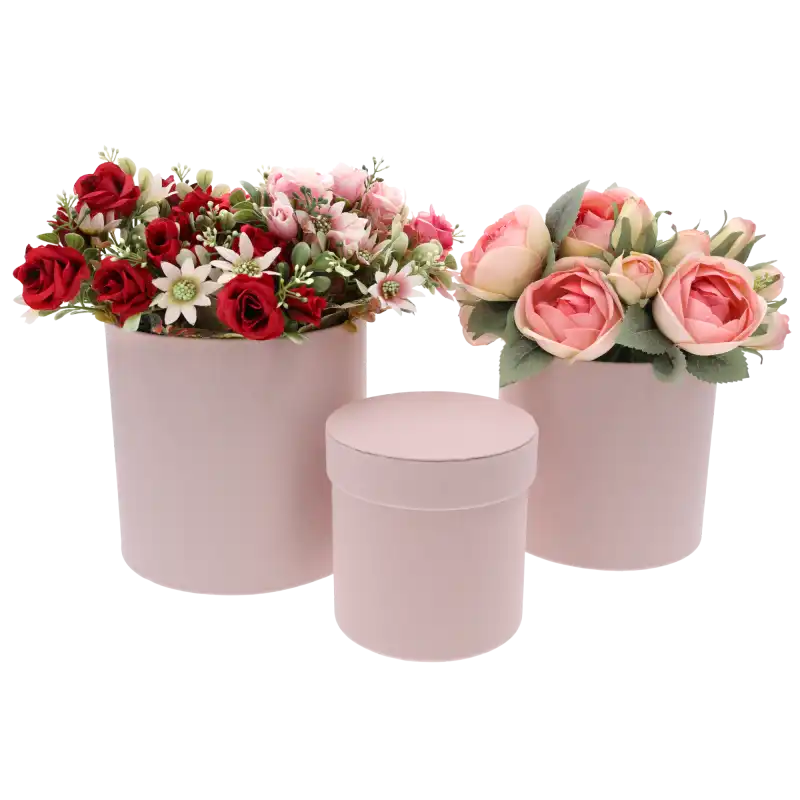 Komplet jasnoróżowych flower boxów welurowych z bukietami kwiatów wewnątrz, gotowy do wręczenia.