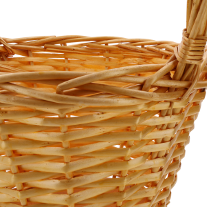 Zbliżenie na precyzyjny splot naturalnej wikliny w odcieniu słomkowym. Detal pokazujący jakość wykonania krawędzi oraz mocowanie rączki.