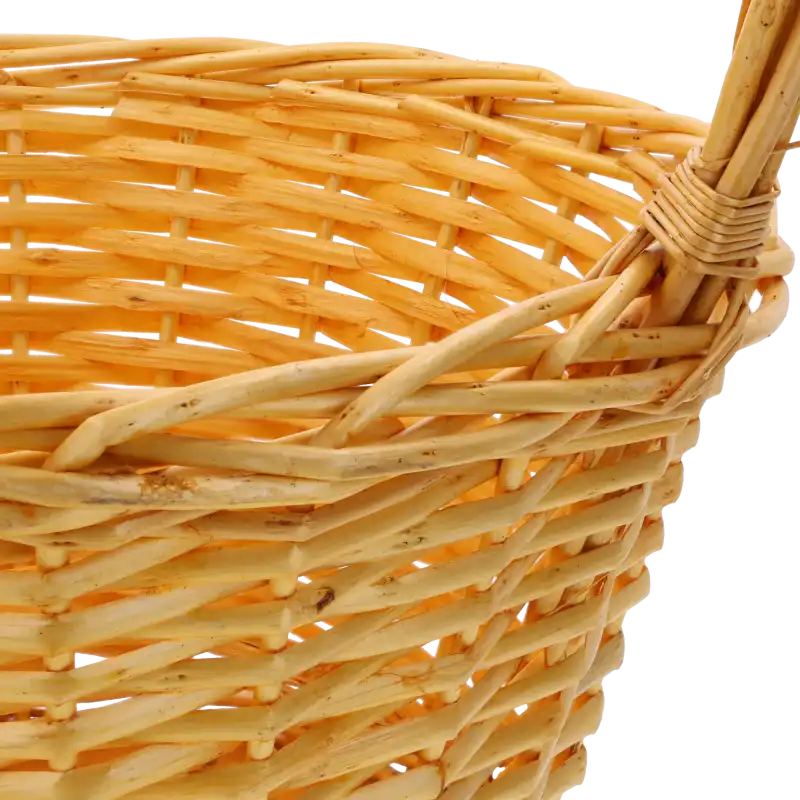Zbliżenie na splot wikliny słomkowego kosza M. Widoczna struktura naturalnego materiału oraz sposób łączenia rączki z głównym elementem.