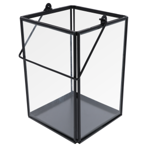 Pojedynczy czarny szklany lampion z metalowym uchwytem. Minimalistyczny dodatek pasujący do nowoczesnych wnętrz.
