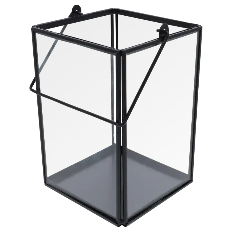 Pojedynczy czarny szklany lampion z metalowym uchwytem. Minimalistyczny dodatek pasujący do nowoczesnych wnętrz.