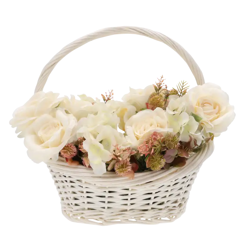 Naturalny owalny kosz wiklinowy M wypełniony kompozycją jasnych kwiatów. Elegancka baza do dekoracji wnętrz.