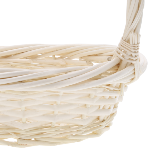 Zbliżenie na precyzyjny splot wikliny oraz mocowanie pałąka do okrągłego kosza o średnicy 28 cm, podkreślające naturalne detale.