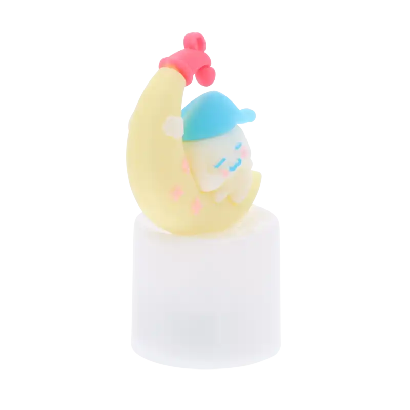 Zbliżenie na figurkę księżyca LED 7 cm. Widoczna postać w niebieskiej czapce oraz różowy detal na szczycie ozdoby.