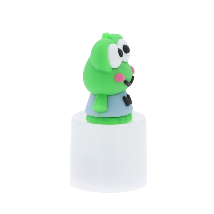Zbliżenie na figurkę LED żaba z profilu. Widać detale wykonania dekoracji, która po włączeniu emituje delikatny, przytulny blask.