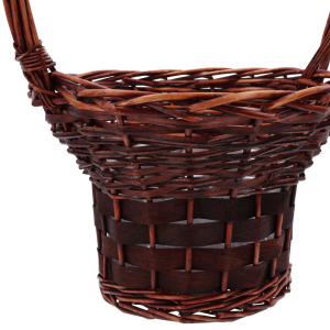 Zbliżenie na splot wiklinowego kosza w kolorze brązowym. Precyzyjne wykonanie podkreśla naturalny charakter produktu, idealnego na podziękowanie dla rodziców.