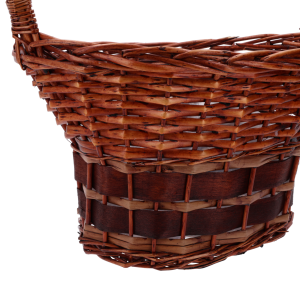 Zbliżenie na splot naturalnej wikliny w dolnej części kosza. Widoczna faktura materiału i ozdobne wykończenie podstawy.