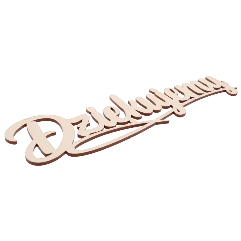 Zbliżenie na drewniany napis Dziękujemy ułożony pod skosem, prezentujące czytelną, dekoracyjną czcionkę.