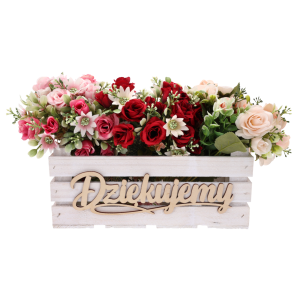 Drewniana skrzynka z napisem Dziękujemy wypełniona bukietem różnorodnych sztucznych kwiatów w odcieniach czerwieni i różu.