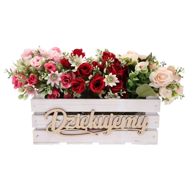 Drewniana skrzynka z napisem Dziękujemy wypełniona bukietem różnorodnych sztucznych kwiatów w odcieniach czerwieni i różu.